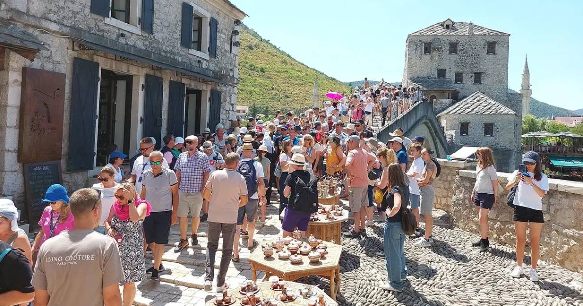 turisti stari most mostar
