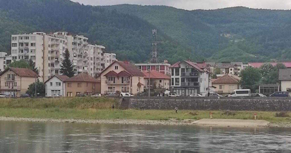zatvorenici čiste korito rijeke drine