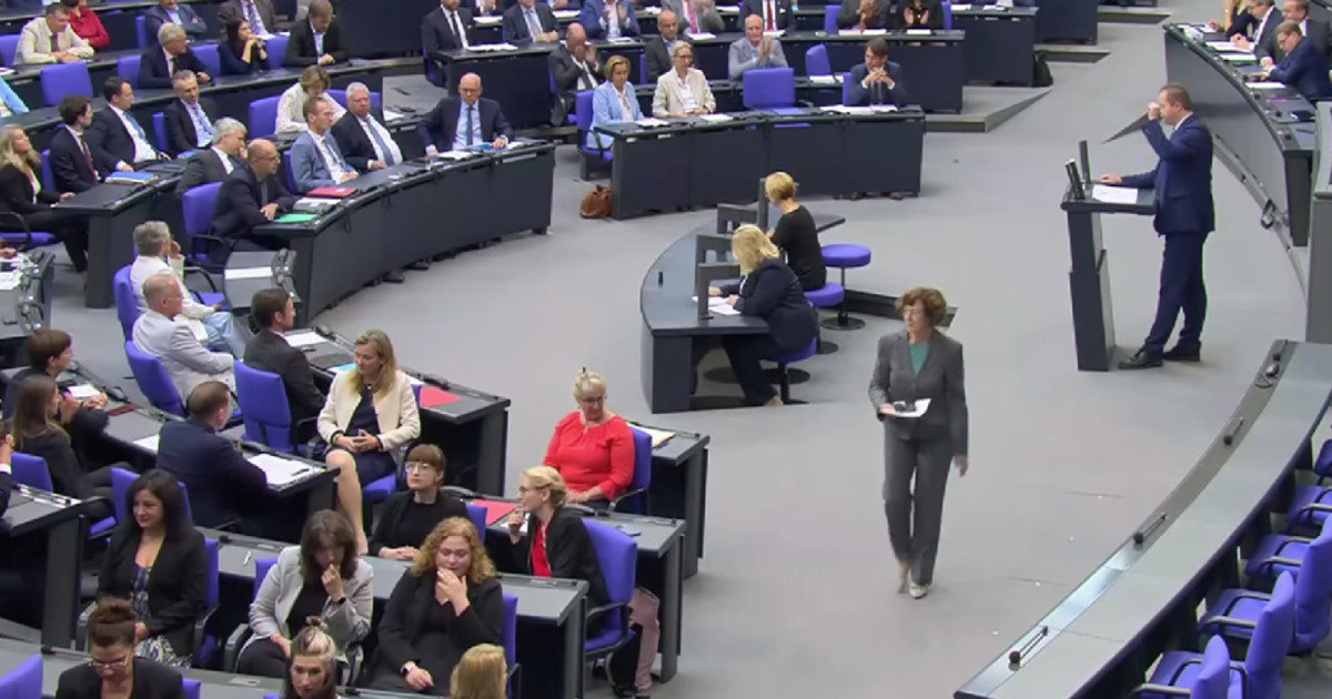ljevicari okrenuli ledja dok je govorio Martin Sichert iz AfD