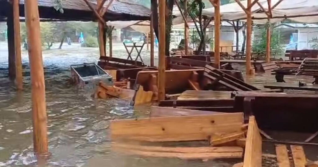 U nevremenu poplavljeno područje kod vodopada Kravice