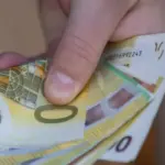 euri novčanice u ruci