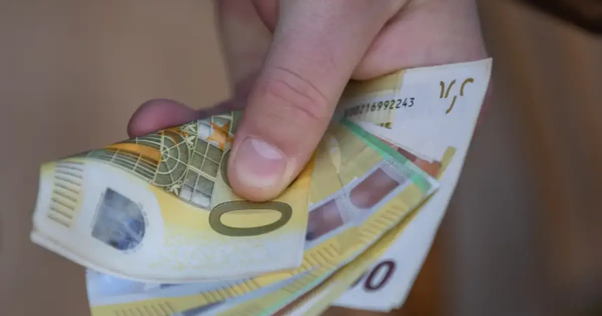 euri novčanice u ruci