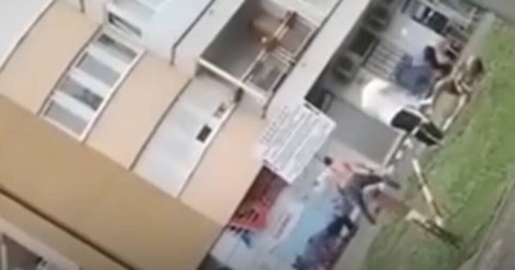 Objavljen snimak prebijanja inspektora i policajaca u Banjaluci (VIDEO)
