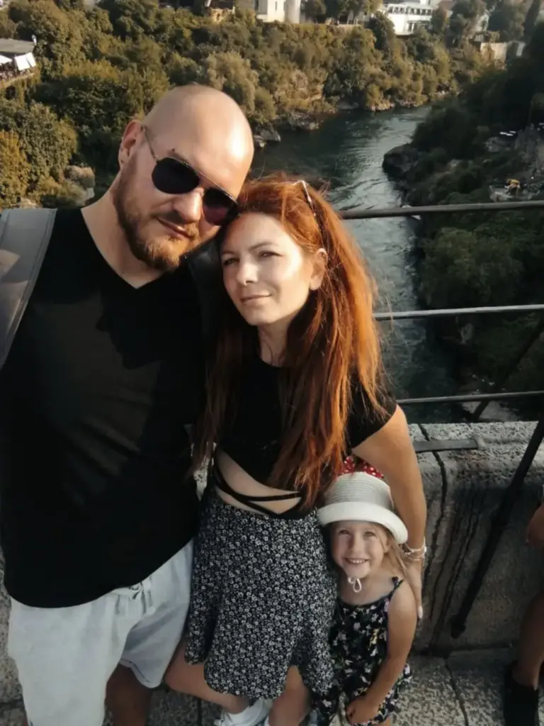dijana na starom mostu sa suprugom i kćerkom