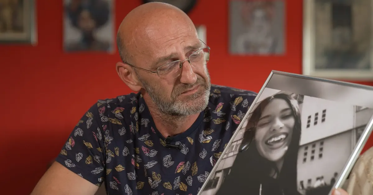 Muamer Drapić sa fotografijom kćerke