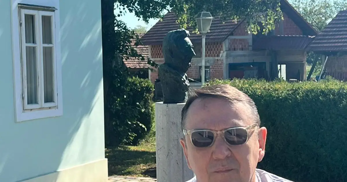 roman bolkovic i tudjmanova bista u pozadini