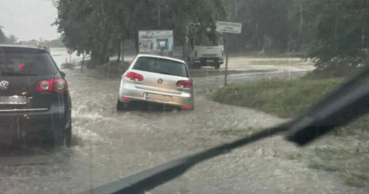 utomobil u kanalu zbog kiše