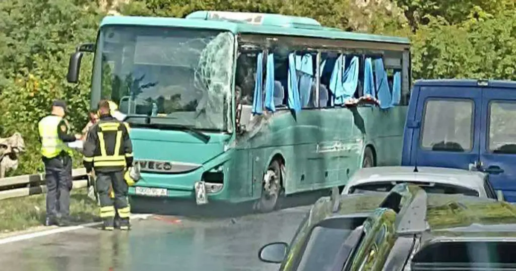 Više osoba povrijeđeno u nesreći u kojoj je učestvovao i autobus OSBiH. Saobraćaj obustavljen
