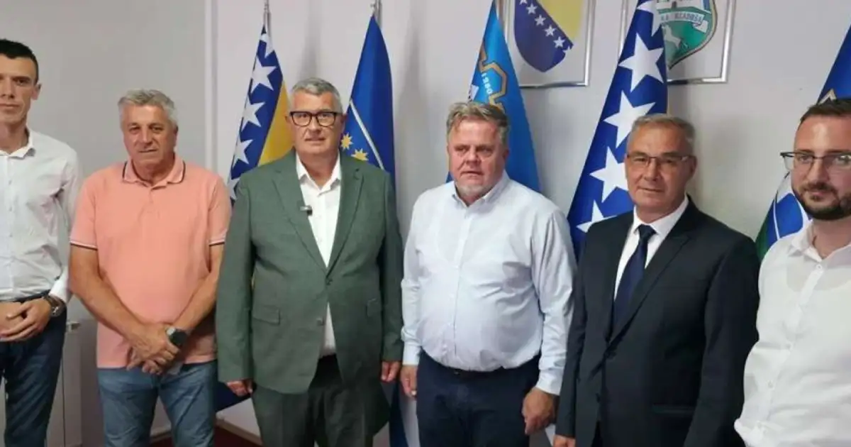 nacelnici kladuse i lukavca horvat i delic u sredini