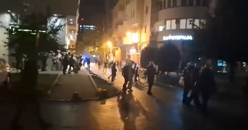 Haos na ulicama Novog Sada, policija protiv građana koristila šok-bombe