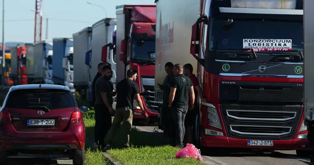 Zbog protesta usporen saobraćaj širom BiH, na više graničnih prijelaza blokiran teretni terminal