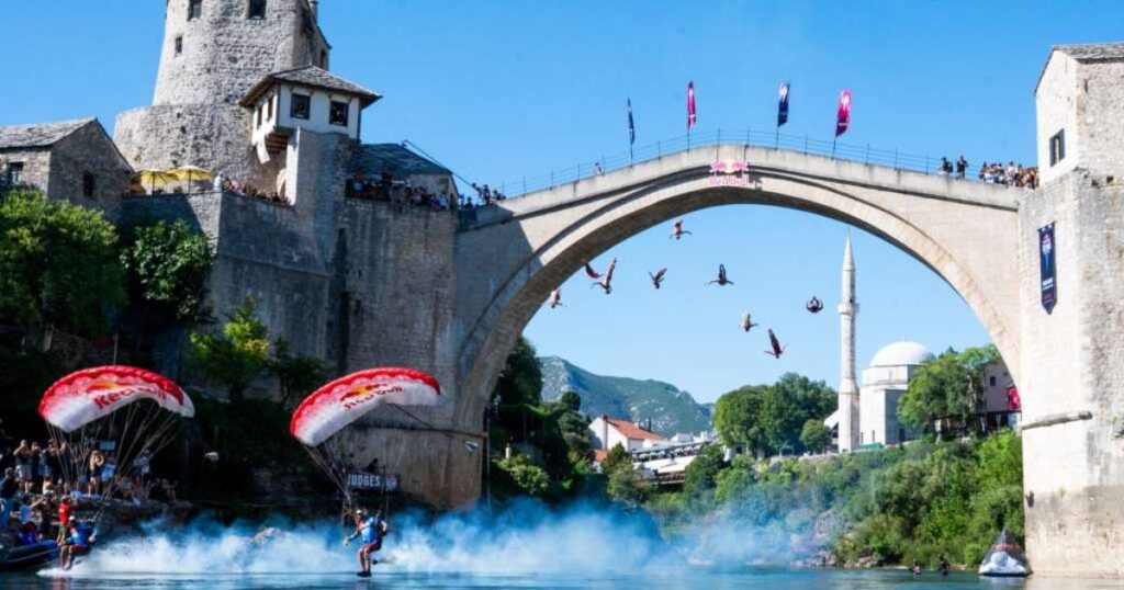 Padobranici proletjeli ispod Starog mosta, zvijezde Red Bull Cliff Divinga izvele masovni skok