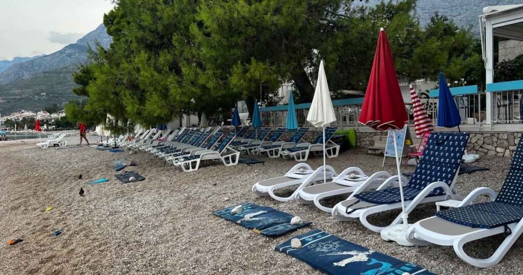 tucepi hrvatska ljeto 2025 prazne lezaljke na plazi