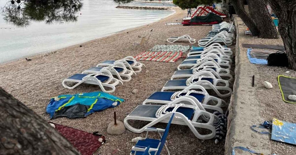 tucepi hrvatska ljeto 2025 prazne lezaljke na plazi