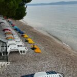 tucepi hrvatska ljeto 2025 prazne lezaljke na plazi