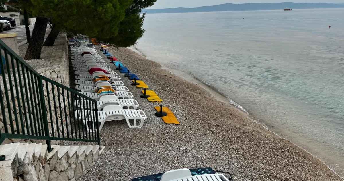 tucepi hrvatska ljeto 2025 prazne lezaljke na plazi