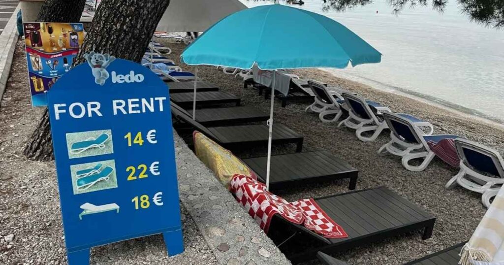 tucepi hrvatska ljeto 2025 prazne lezaljke na plazi