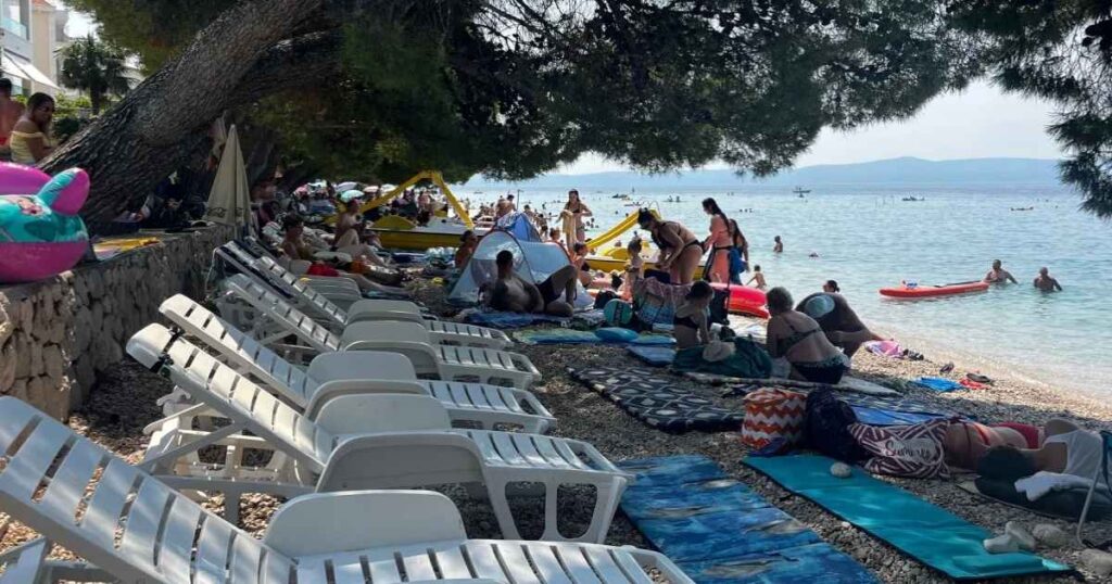 tucepi hrvatska ljeto 2025 prazne lezaljke na plazi