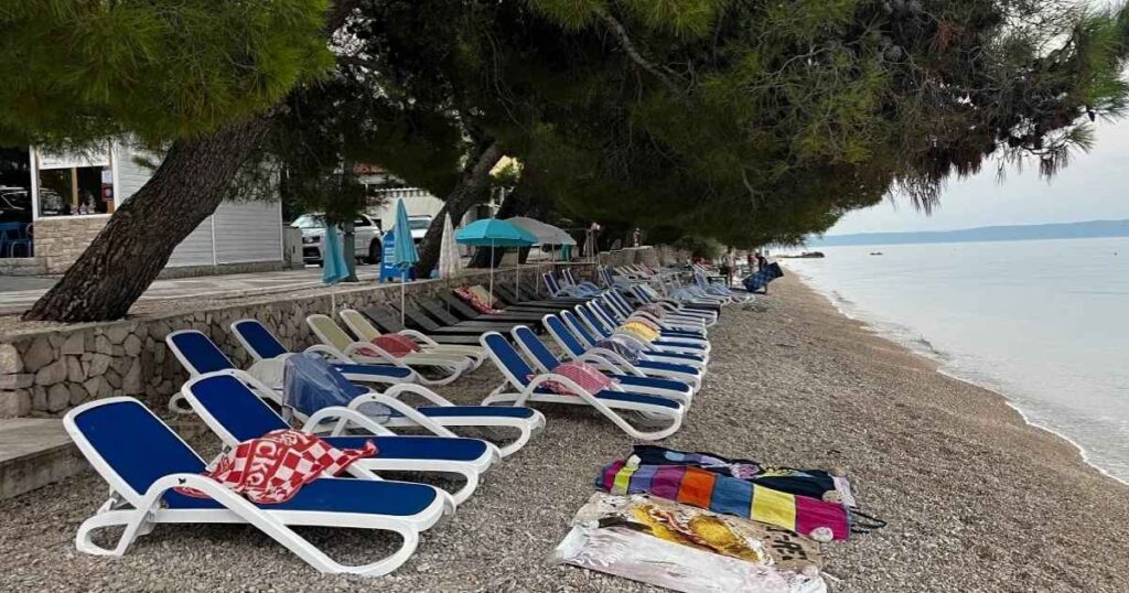 tucepi hrvatska ljeto 2025 prazne lezaljke na plazi