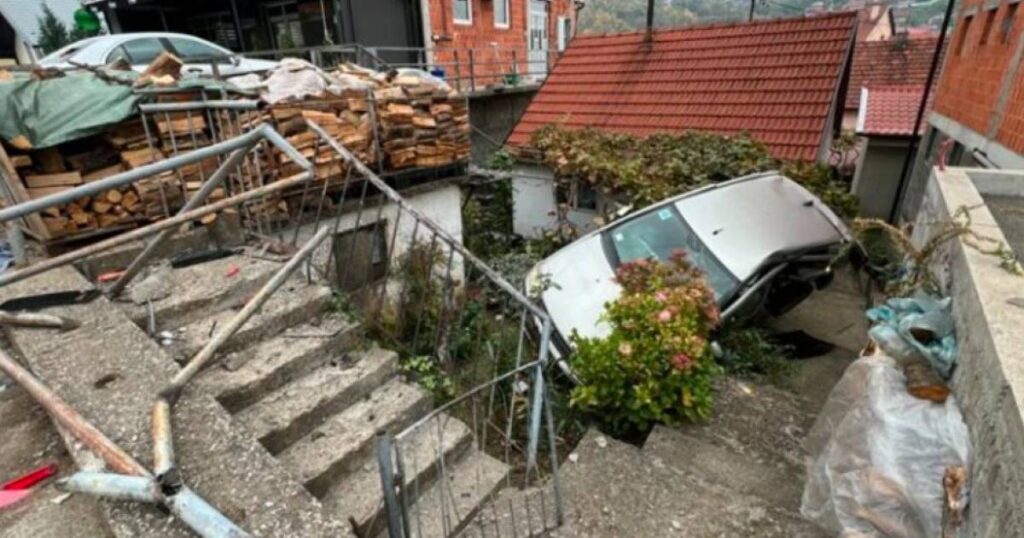 Automobilom probio ogradu i završio u dvorištu