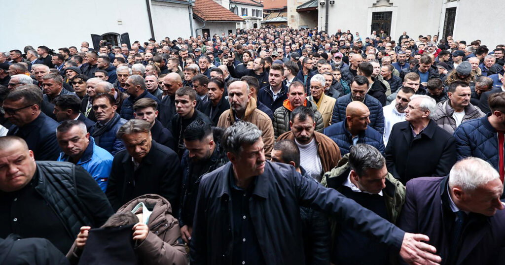 Sarajevo: Dženaza za Halida Bešlića u Gazi Husrev-begovoj džamiji
