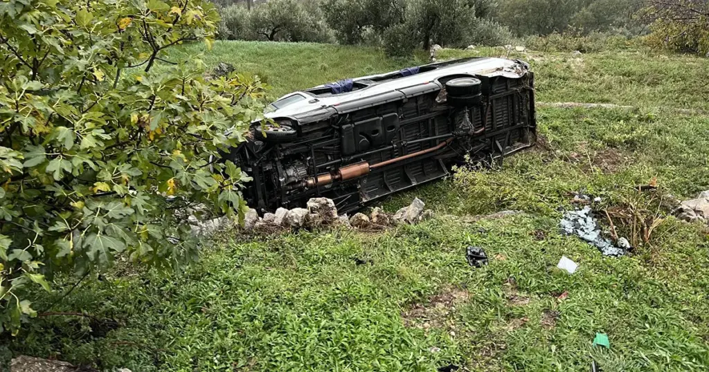 Kombi sletio s ceste i prevrnuo se prevrtanje