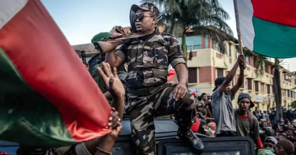 Vojni udar na Madagaskaru, funkciju prelaznog predsjednika preuzima pukovnik
