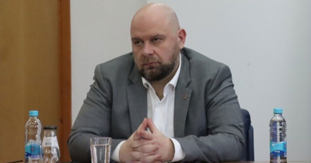 Oglasio se direktor Adis Mešić i pojasnio kako je završio fakultet