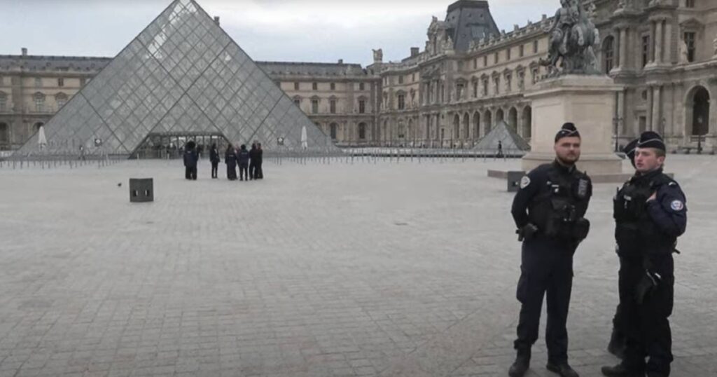 Muzej Louvre jutros opljačkan za sedam minuta: Teretni lift, motorne pile, skuteri
