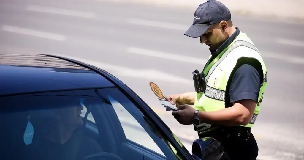 Saobraćajna policija zaustavlja vozača u Sarajevu
