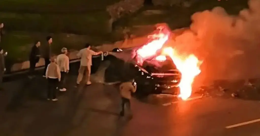 Automobil se zapalio nakon sudara, vozač ostao zarobljen u njemu. Nisu ga uspjeli spasiti