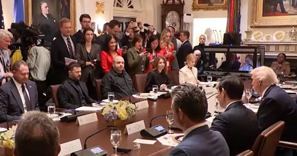Otkrivaju se detalji sastanka: Šta je Zelenski pokazivao Trumpu