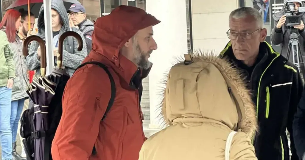 Otac i sin stupili u štrajk glađu, traže da im se vrate oduzeti autobusi: “Ovo je odmazda vlasti”