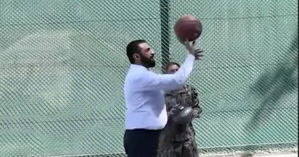 Donedavno im je bio na listi najtraženijih, a sad američki komandanti igraju košarke s njim