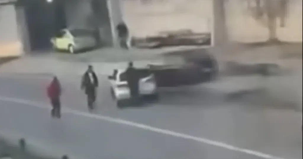 Novi snimak užasavajućeg sukoba u Kladuši: Suvozač sjeo za volan i krenuo gaziti ljude