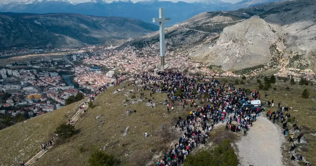 mostar hum križ