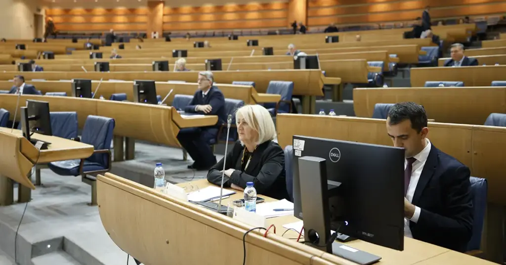 Ministri iz Vijeća ministara na sjednici Parlamenta BiH
