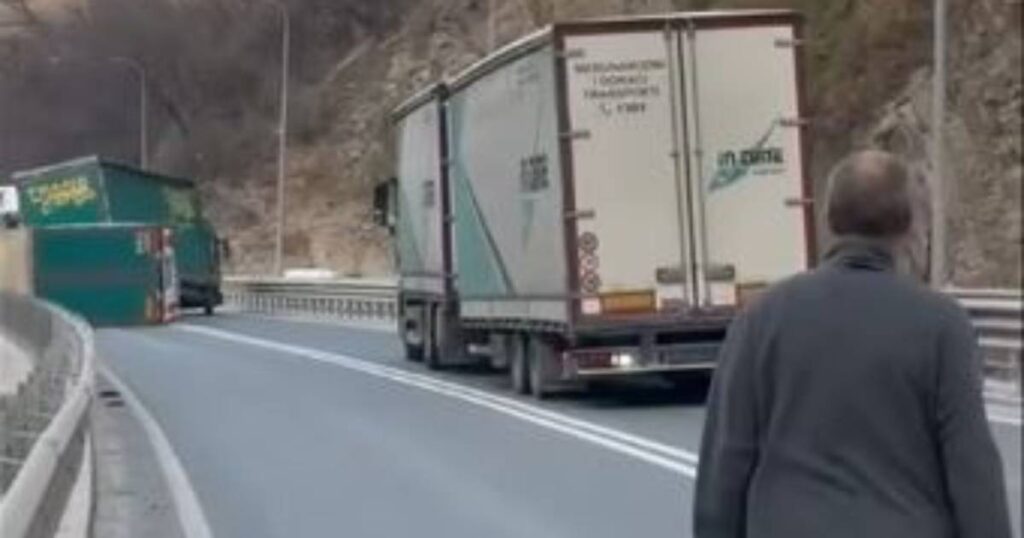 Prevrnula se prikolica, obustavljen saobraćaj