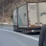 Prevrnula se prikolica, obustavljen saobraćaj