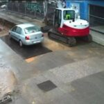 Automobil upao u rupu