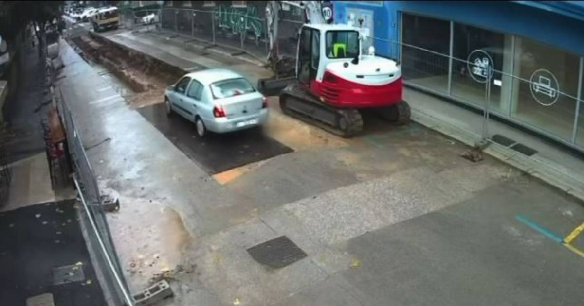 Automobil upao u rupu