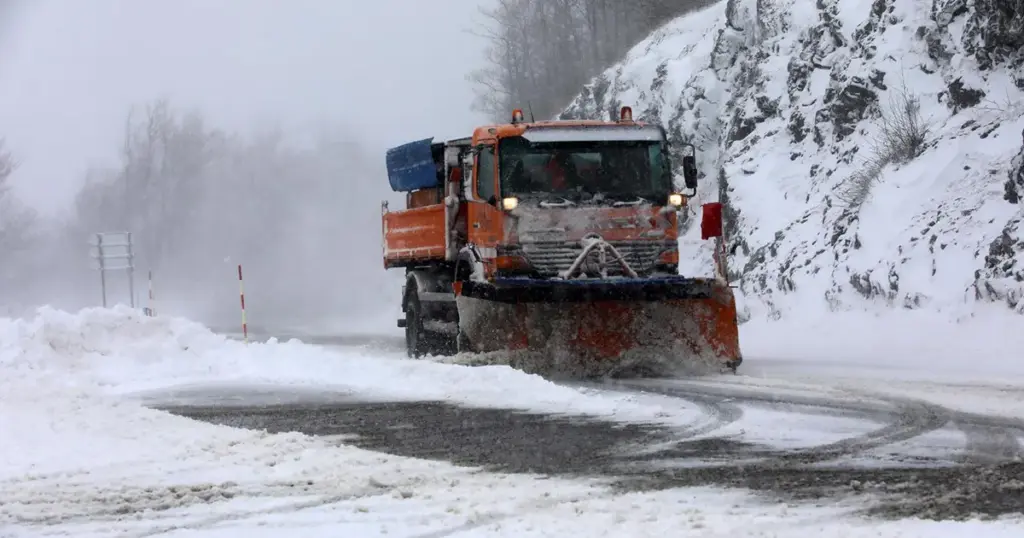 Snijeg jednom dijelu BiH stvara probleme vozačima. Na dva prijelaza duge kolone vozila