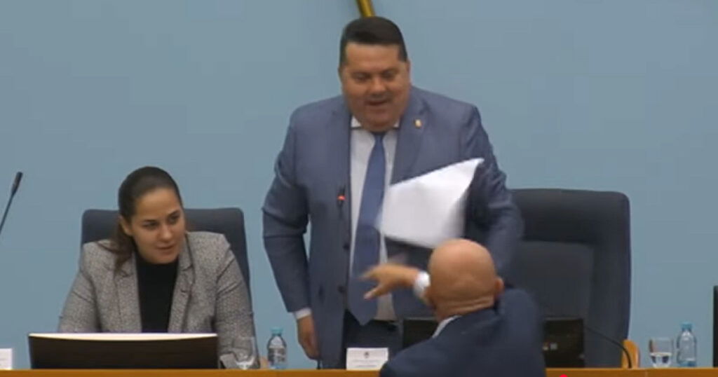 Haos na sjednici NSRS-a: Stevandića zbog Vojske RS-a gađao papirima i nazvao “đubretom”