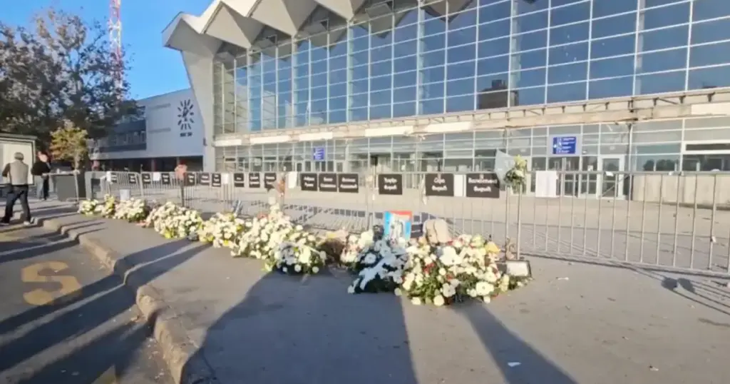 vijenci od bijelog cvijeca ispred zeljeznicke stanice novi sad