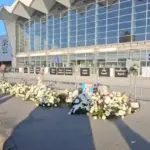 vijenci od bijelog cvijeca ispred zeljeznicke stanice novi sad