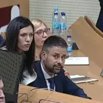 Prizor iz Parlamenta BiH: Sanja Vulić sjedi u krilu Srđana Amidžića