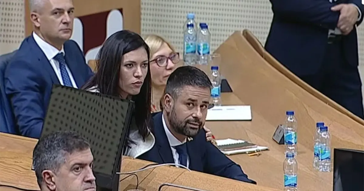 Prizor iz Parlamenta BiH: Sanja Vulić sjedi u krilu Srđana Amidžića