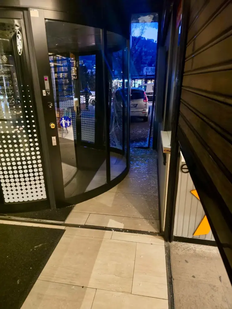 Automobilom pokušali ući u SCC