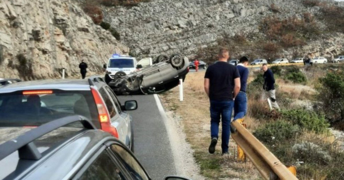Kako je automobil završio na krovu