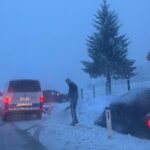 Automobil u kanalu zbog snijega